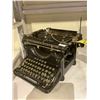 Image 1 : ANTIQUE UNDERWOOD TYPEWRITER