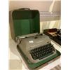Image 2 : ANTIQUE REMINGTON QUIET RITER MIRACLE TAB TYPEWRITER WITH CASE