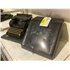 Image 2 : ANTIQUE AMC TYPEWRITER MODEL 17436 WITH CASE