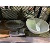 Image 2 : ASSORTED ITEMS INCLUDING; FISH CUTTING BOARD, FRUIT BOWL, LEAF DISHES & MORE