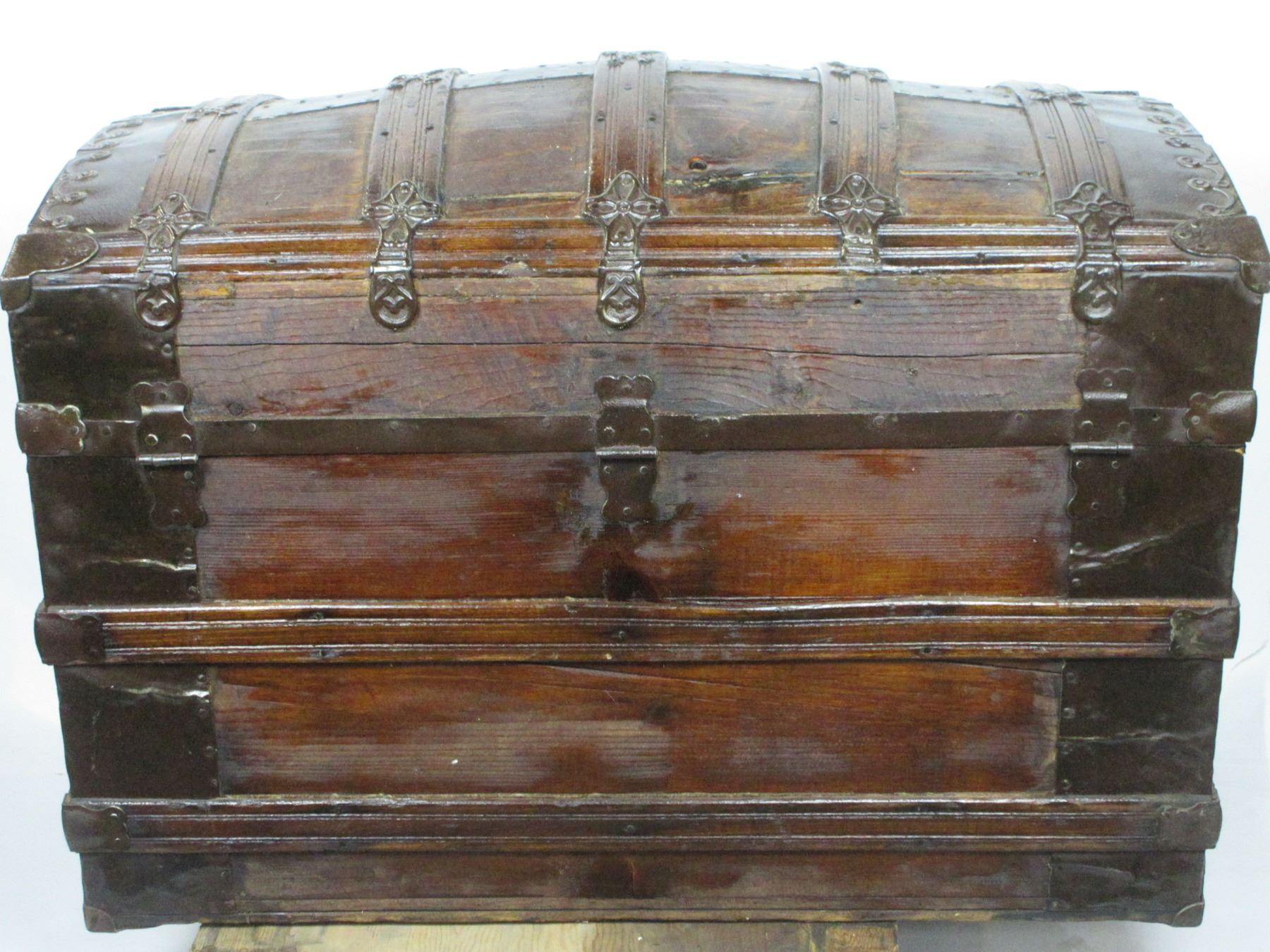 Antique Round Top Trunk Very Good Condition 22"H X 33"W X 19"D