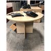 Image 2 : MAPLE 42"W ROUND TABLE