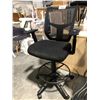 Image 2 : BLACK MESH BACK PROGRAMMERS CHAIR