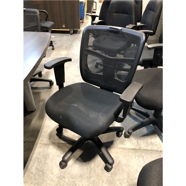 BLACK MESH MID BACK TASK CHAIR