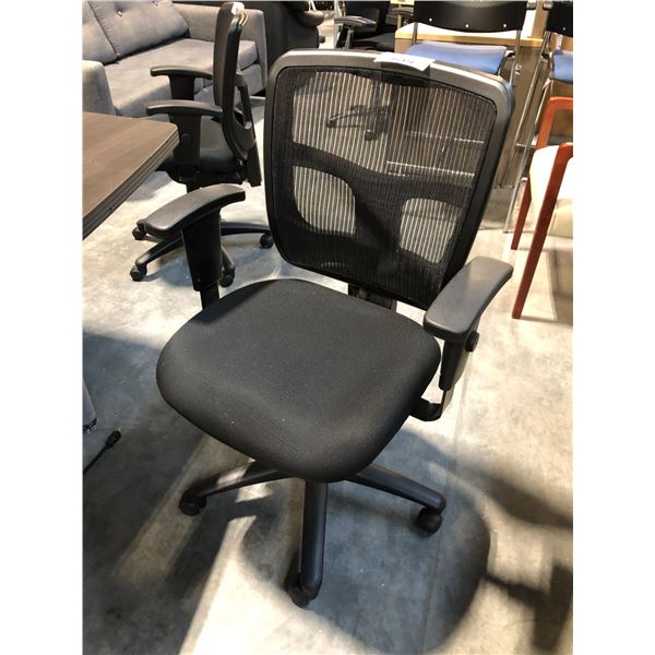 BLACK MESH MID BACK TASK CHAIR
