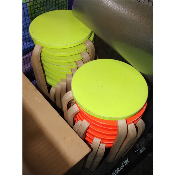 LOT OF 17 STOOLS