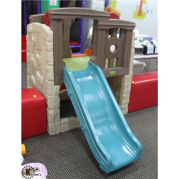 CHILDRENS PLAY EQUIPMENT WITH LADDER AND SLIDE