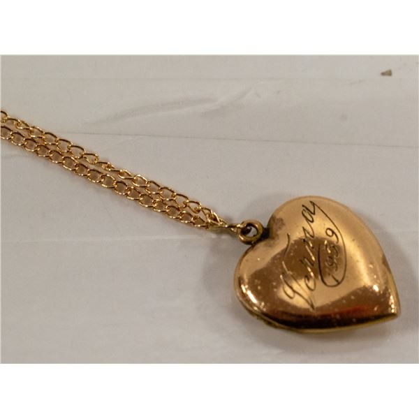 1939 HEART SHAPED LADIES LOCKET WITH CHAIN