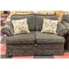Image 1 : CLASSIC ELEGANCE BRAND LOVESEAT W/ PILLOWS