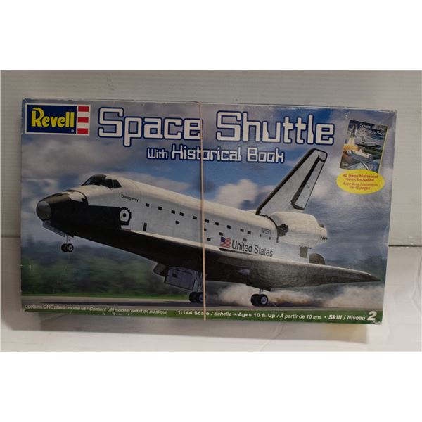 REVELL SPACE SHUTTLE WITH HISTORICAL BOOK