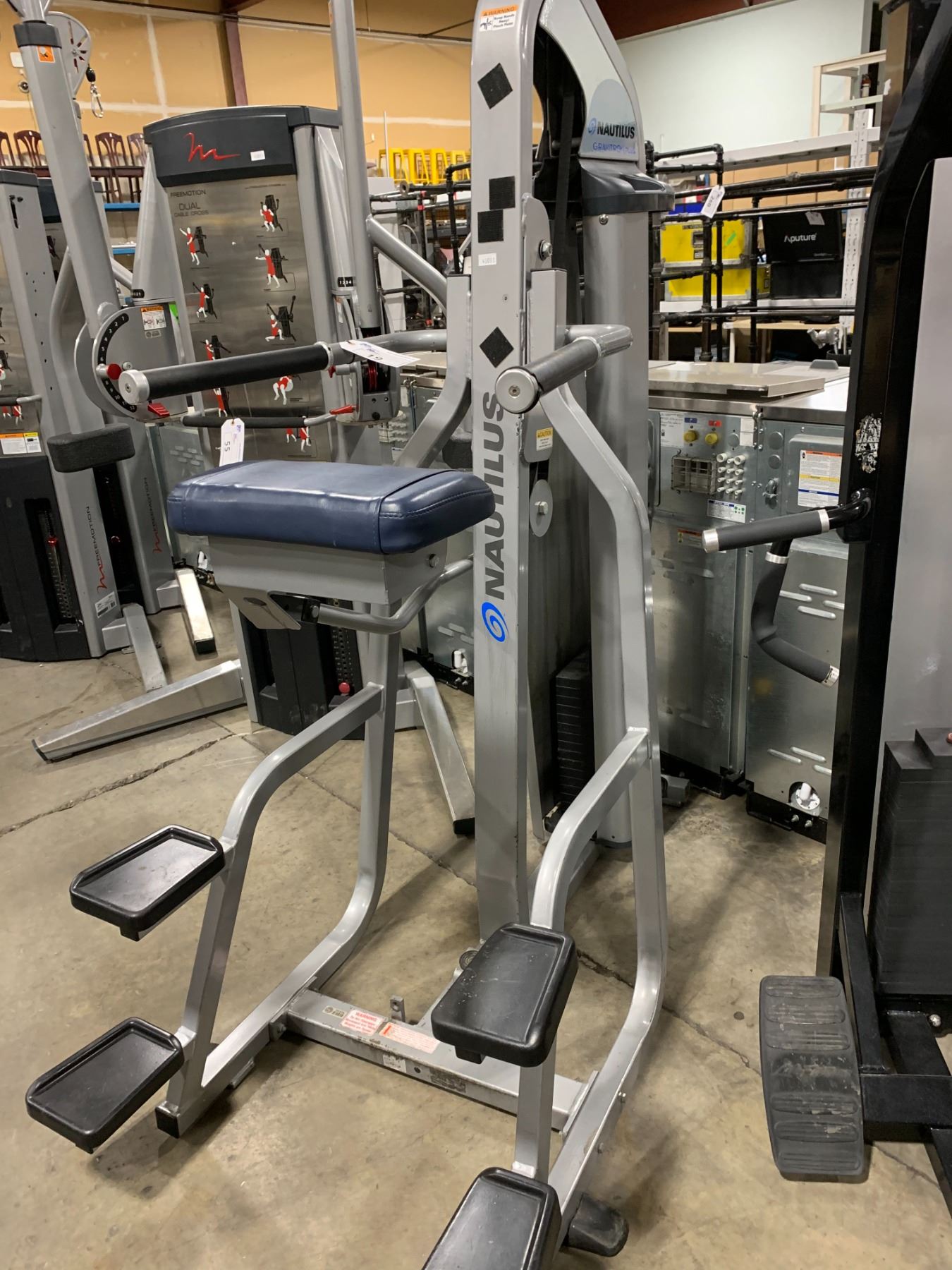 NAUTILUS GRAVITRON PLUS WEIGHT ASSISTED CHIN DIP COMMERCIAL EXERCISE 4065-selectorized-assisted-chin-dip-power-tower-with-fold-away-pad