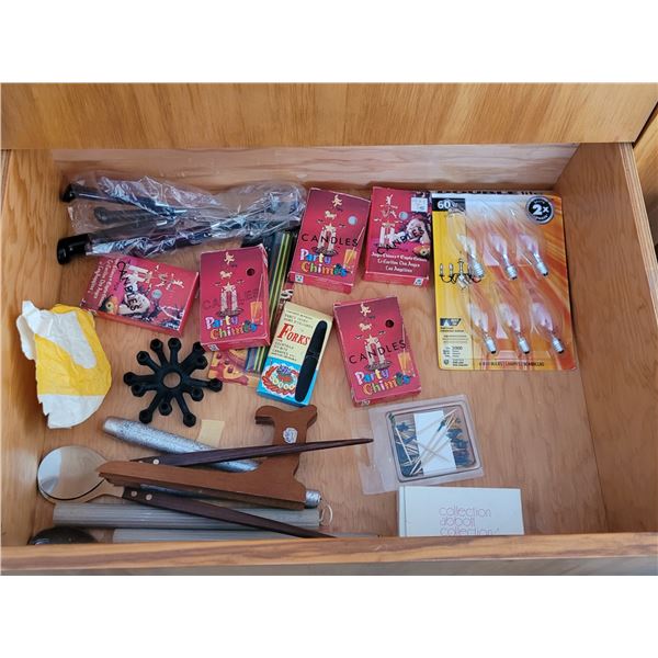 DRAWER WITH MISC VINTAGE HOSTING ITEMS