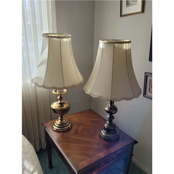 LOT OF 2 LIVING ROOM LAMPS