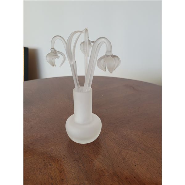 FROSTED GLASS VASE WITH FLOWERS