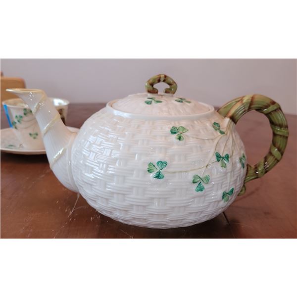 BELLEEK SHMARCOK CLASSIC TEAPOT 5.5" H 10" WIDE
