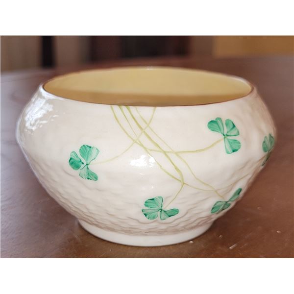 BELLEEK TOY SHAMROCK SUGAR 2"
