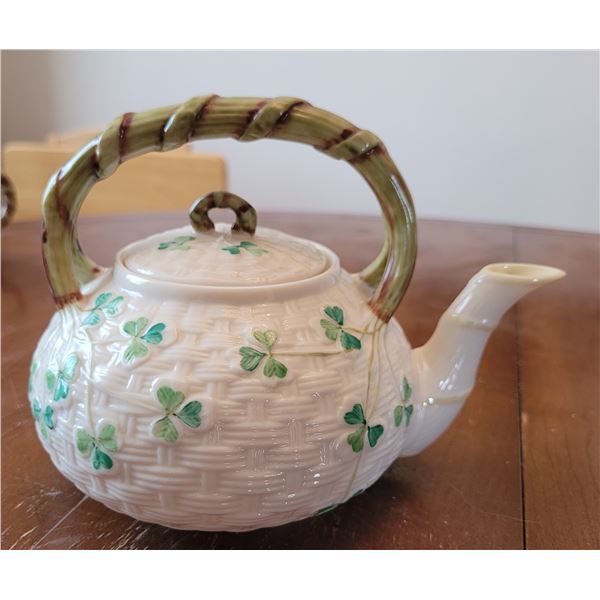 BELLEEK SHAMROCK KETTLE L/S 6"