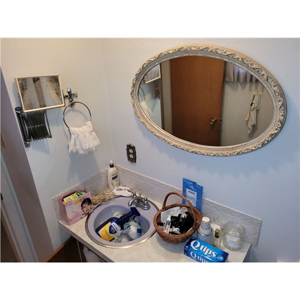 EVERYTHING IN THE EN-SUITE BATHROOM