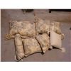 Image 1 : LOT OF 6 DECORATIVE AND BED PILLOWS