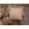 Image 4 : LOT OF 6 DECORATIVE AND BED PILLOWS