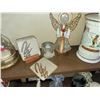 Image 5 : SHELF OF VINTAGE DECOR