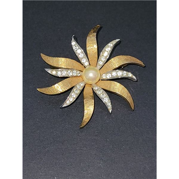 VINTAGE BOUCHER BROOCH NUMBERED 7072