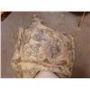 Image 3 : LOT OF 6 DECORATIVE AND BED PILLOWS