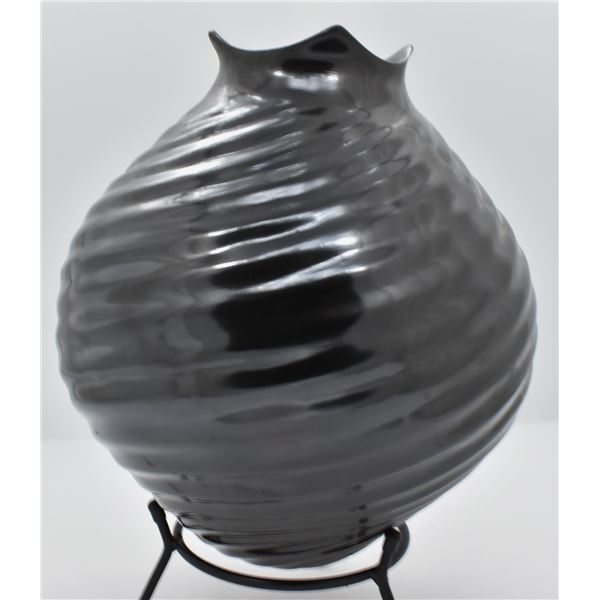 Mata Ortiz Swirl Pottery Olla by Samuel L. Quezada