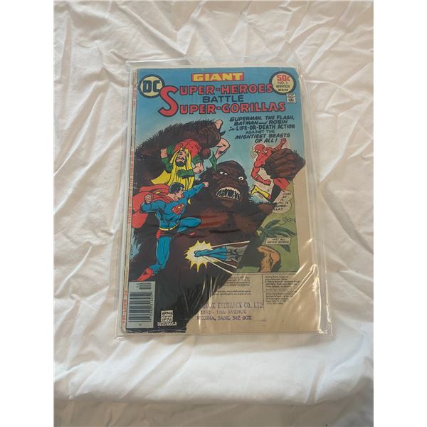 DC  Giant Super Heroes battle super gorillas