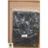 Image 1 : 4 PROFESSIONAL HAIR SALON CAPES, 62" BY 50" BLAC