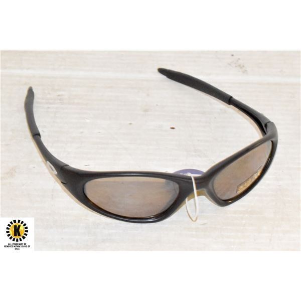 1 PAIR OF BLACK WITH BROWN LENS REPLICA SUNGLASSES