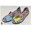 Image 1 : SIZE 5 WEST COAST LADIES HAIDA PRINT SHOES-ESTATE