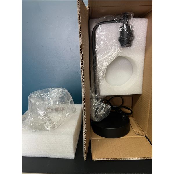 Lot of 1 Table Lamp