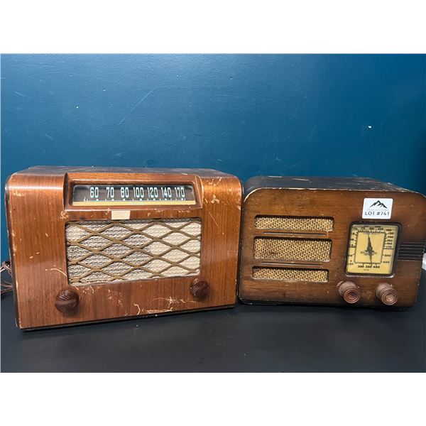 Lot of 2 Vintage Radios (*Used)