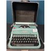Image 1 : Lot of 1 Vintage Underwood Golden Touch Typewriter (*Used)