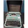 Image 3 : Lot of 1 Vintage Underwood Golden Touch Typewriter (*Used)