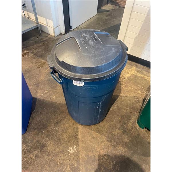 Rubbermaid Trash can with lid