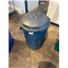 Image 1 : Rubbermaid Trash can with lid
