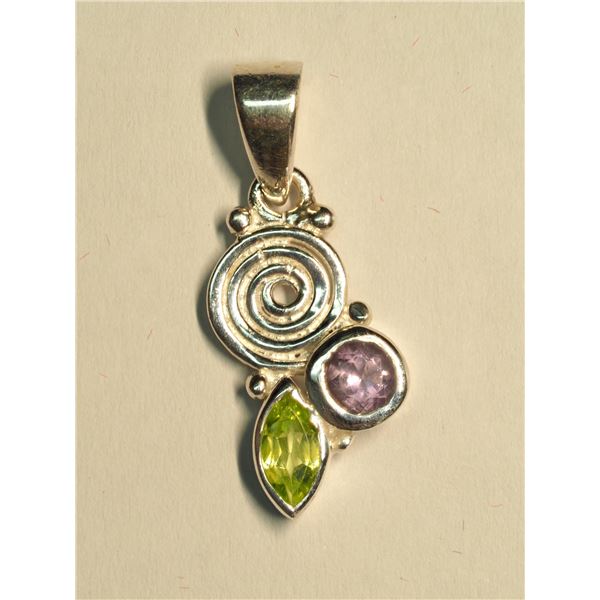 SILVER PERIDOT GARNET  PENDANT (~WEIGHT 1.75G)
