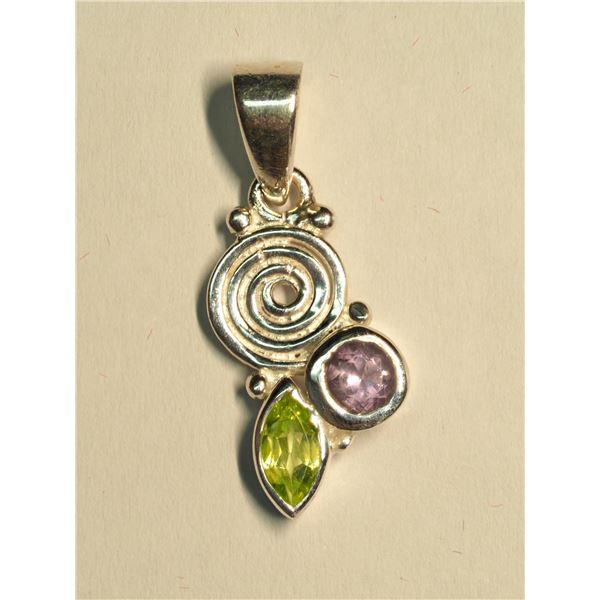 SILVER PERIDOT GARNET  PENDANT (~WEIGHT 1.75G)