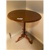 Image 1 : Oval side table- petite tilt top 21" x27"
