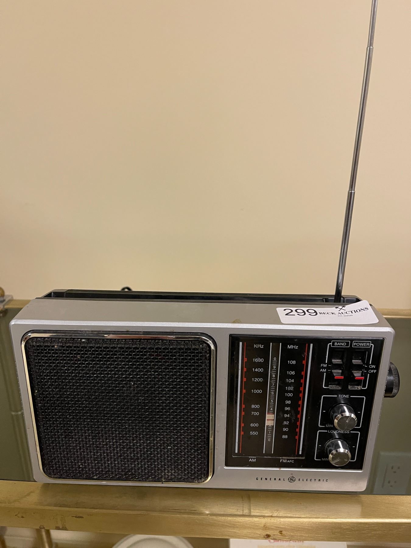 General Electric AM FM Rasdio - Beck Auctions Inc.