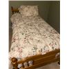 Image 1 : Maple Twin Bed & Bedding