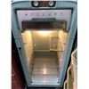 Image 2 : "Ivy + Bean Movie" Beans front yard/ garage - Vintage McClary refrigerator turquoise model STR72-5 (