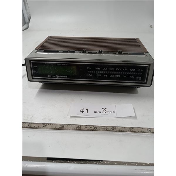 General Electric - Alarm Clock Radio AM/FM (#J128097)