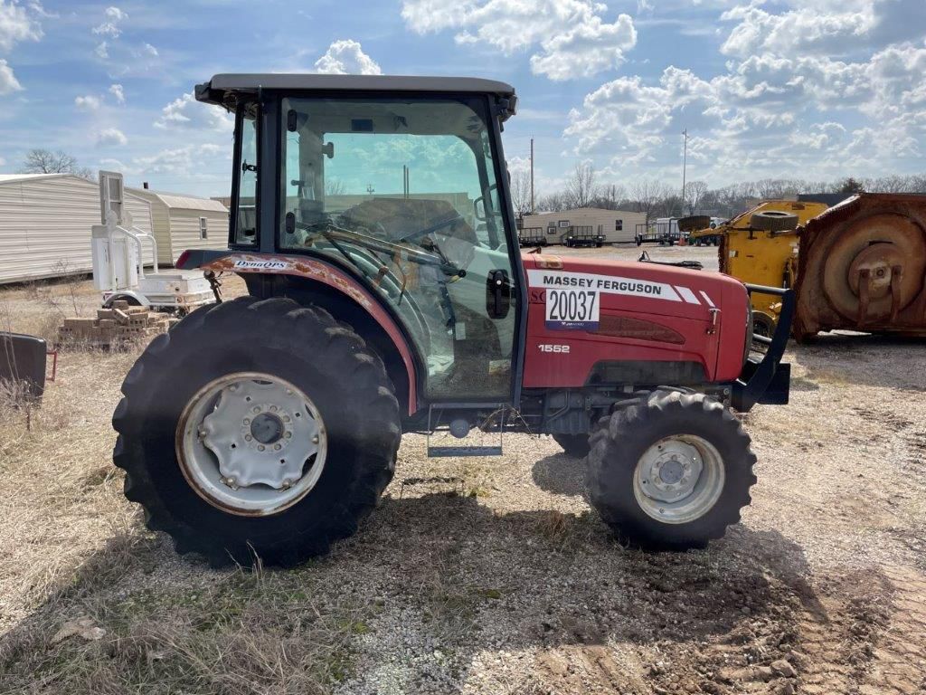 MASSEY FERGUSON 1552 Farm Tractor J.M. Wood Auction Company, Inc.