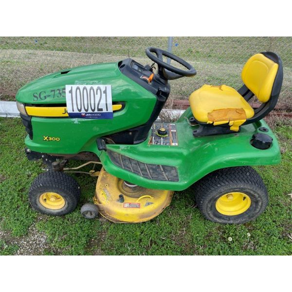 JOHN DEERE X300 YARD TRACTOR Lawn Mower