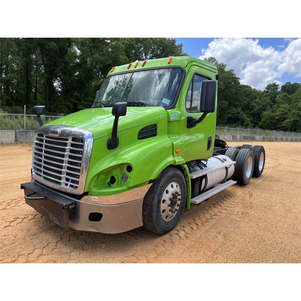 2015 FREIGHTLINER CASCADIA Day Cab Truck