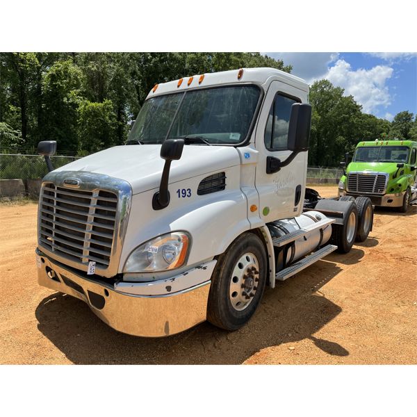 2015 FREIGHTLINER CASCADIA Day Cab Truck