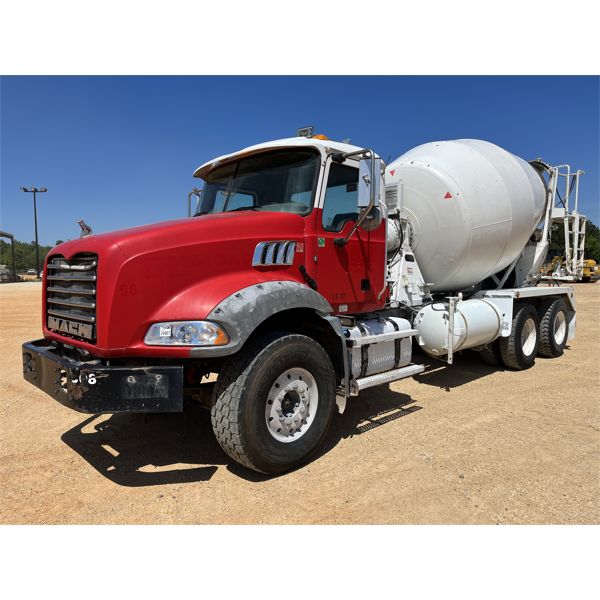 2015 MACK GU800 Concrete Mixer / Pump Truck